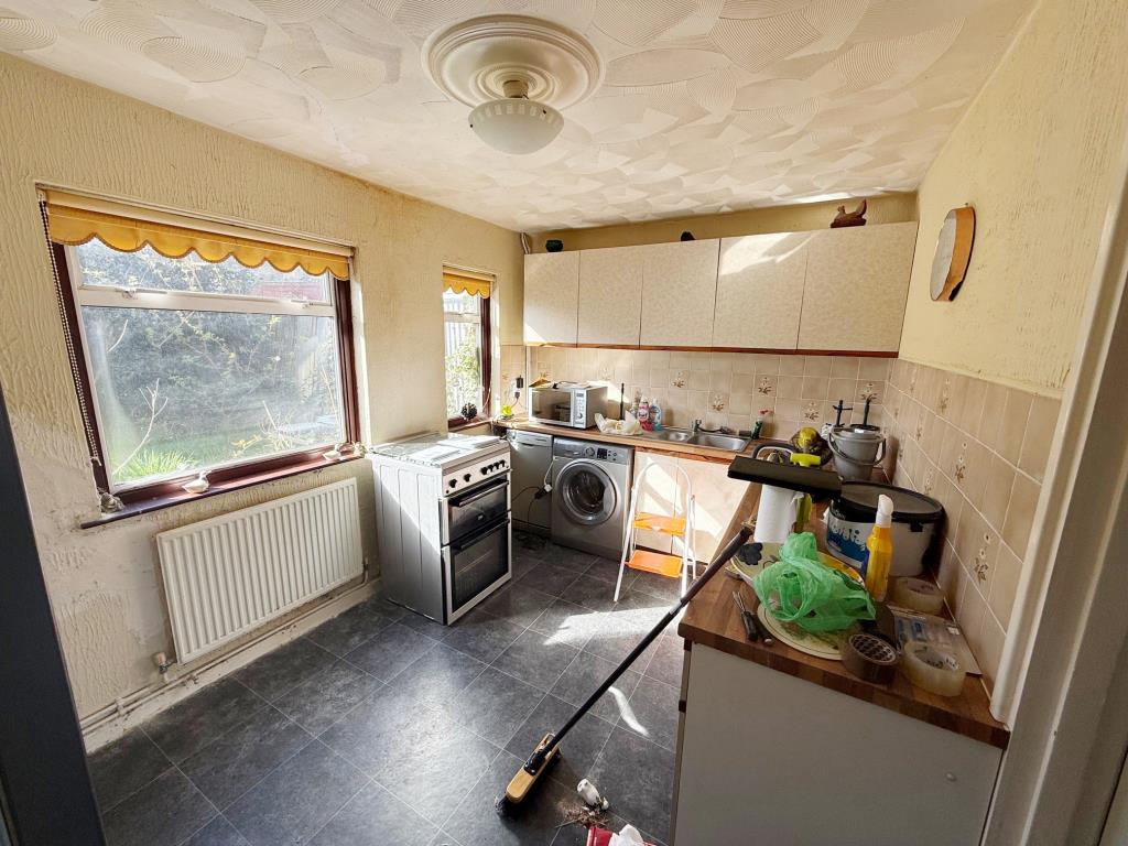 Lot: 88 - HOUSE ON A SUBSTANTIAL PLOT WITH PLANNING FOR AN ADDITIONAL DWELLING - Kitchen in need of updating